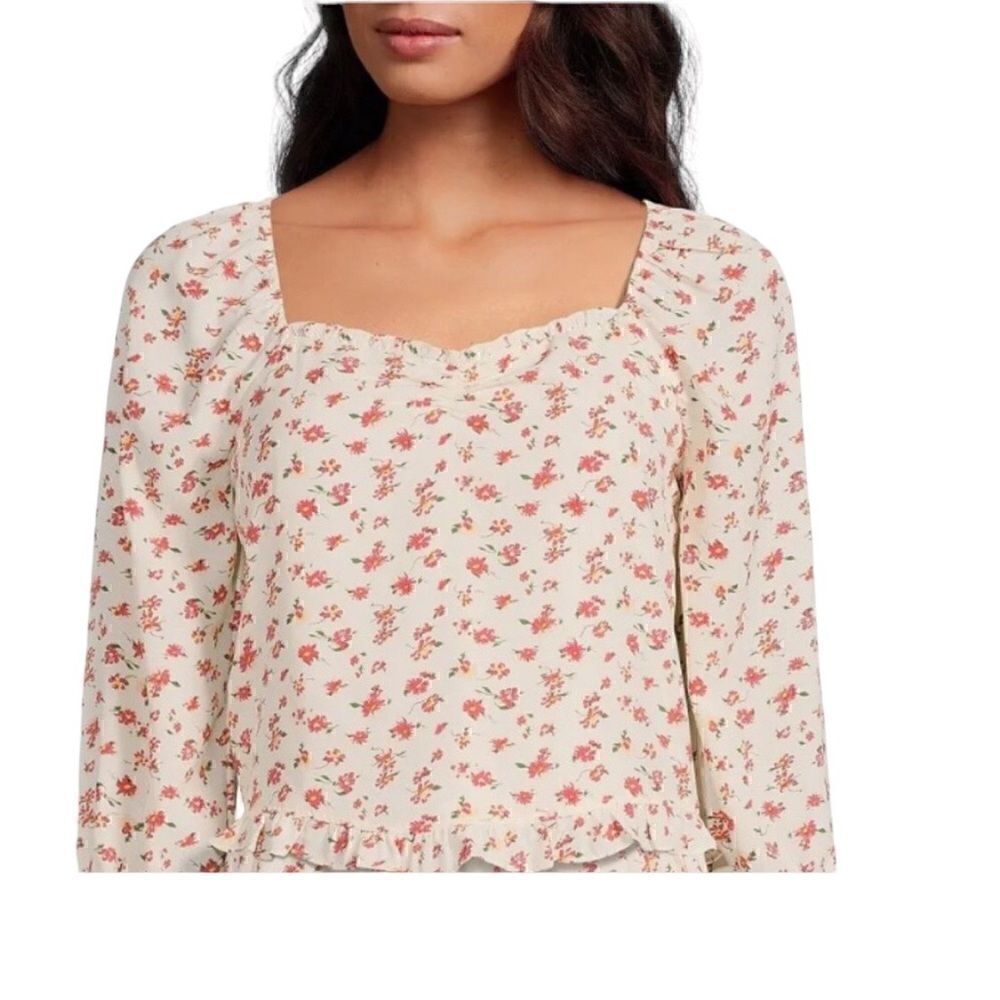 NWT Skies are Blue Off-White Small Pink-Red Flowers. Short Ruffled V-Neck Blouse